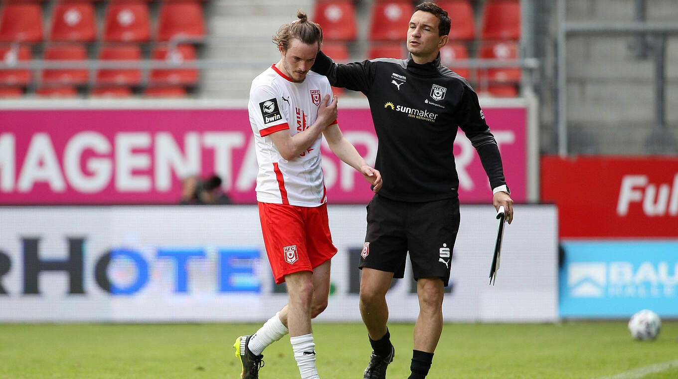 Für die nächsten zwei Ligaspiele gesperrt: Halles Niklas Kastenhofer (l.) © imago images/Karina Hessland