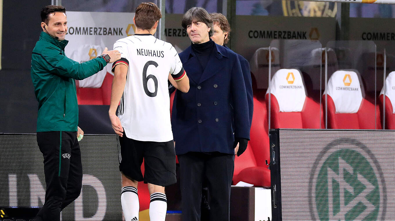 Neuhaus with Löw: "I have a good relationship with the head coach." © imago