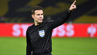 Leitet in Bremen sein 300. Bundesligaspiel: FIFA-Referee Dr. Felix Brych © imago