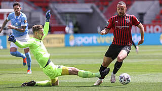 Rote Karte: Marco Hiller (l.) foult Fatih Kaya © Imago