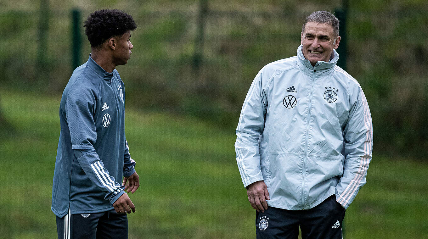 "Ich freue mich riesig auf die kommenden Tage": Adeyemi (l.) mit DFB-Trainer Kuntz © Thomas Böcker/DFB