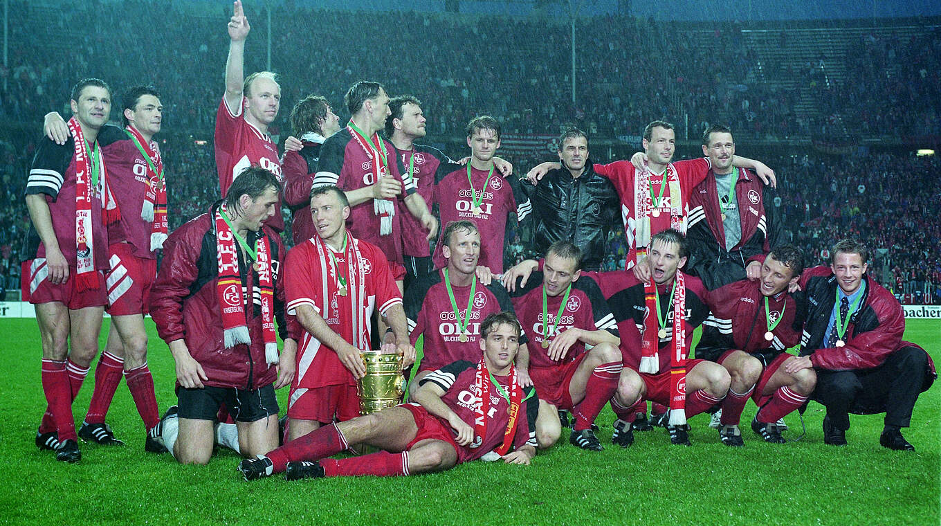 Die Freude überwiegt: Die Bundesliga-Absteiger vom 1. FCK feiern den Pokalsieg 1996 © imago