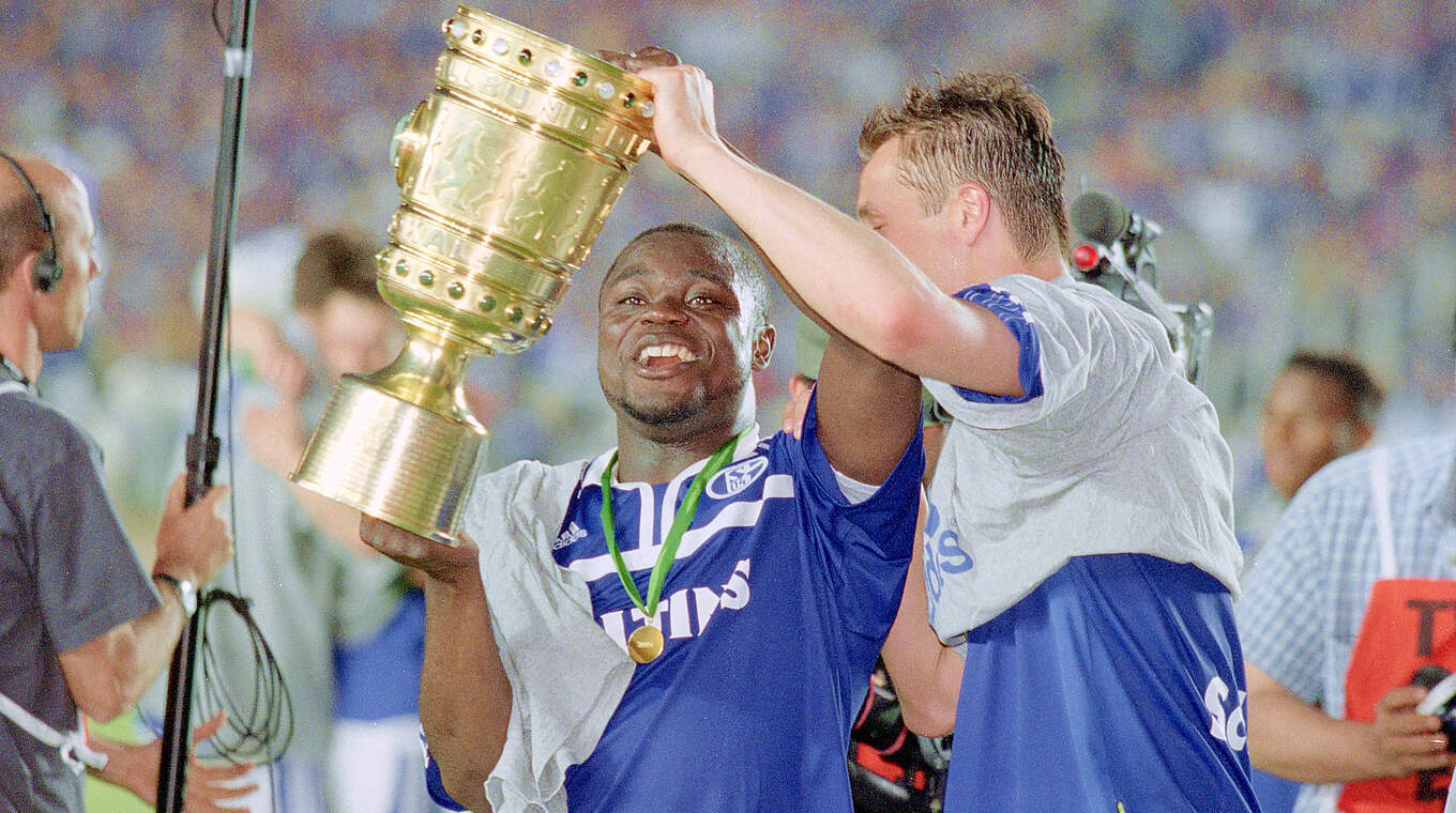 DFB-Pokalsieger 2001: Gerald Asamoah und der FC Schalke 04 © Imago