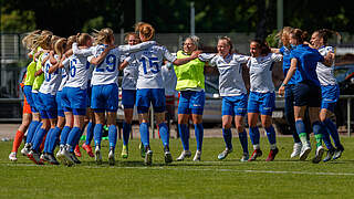 Feiern den direkten Wiederaufstieg: Die Frauen des FC Carl Zeiss Jena © imago
