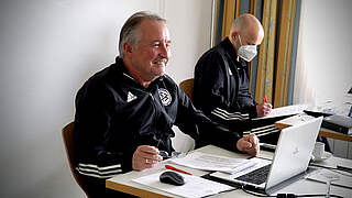 DFB-Lehrwart Lutz Wagner stellt die Regeländerungen zur neuen Saison vor © DFB