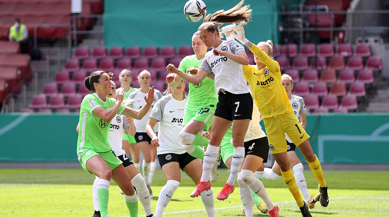 Umkämpftes Pokalfinale: Frankfurts Laura Prasnikar (v.) klärt per Kopf © Getty Images