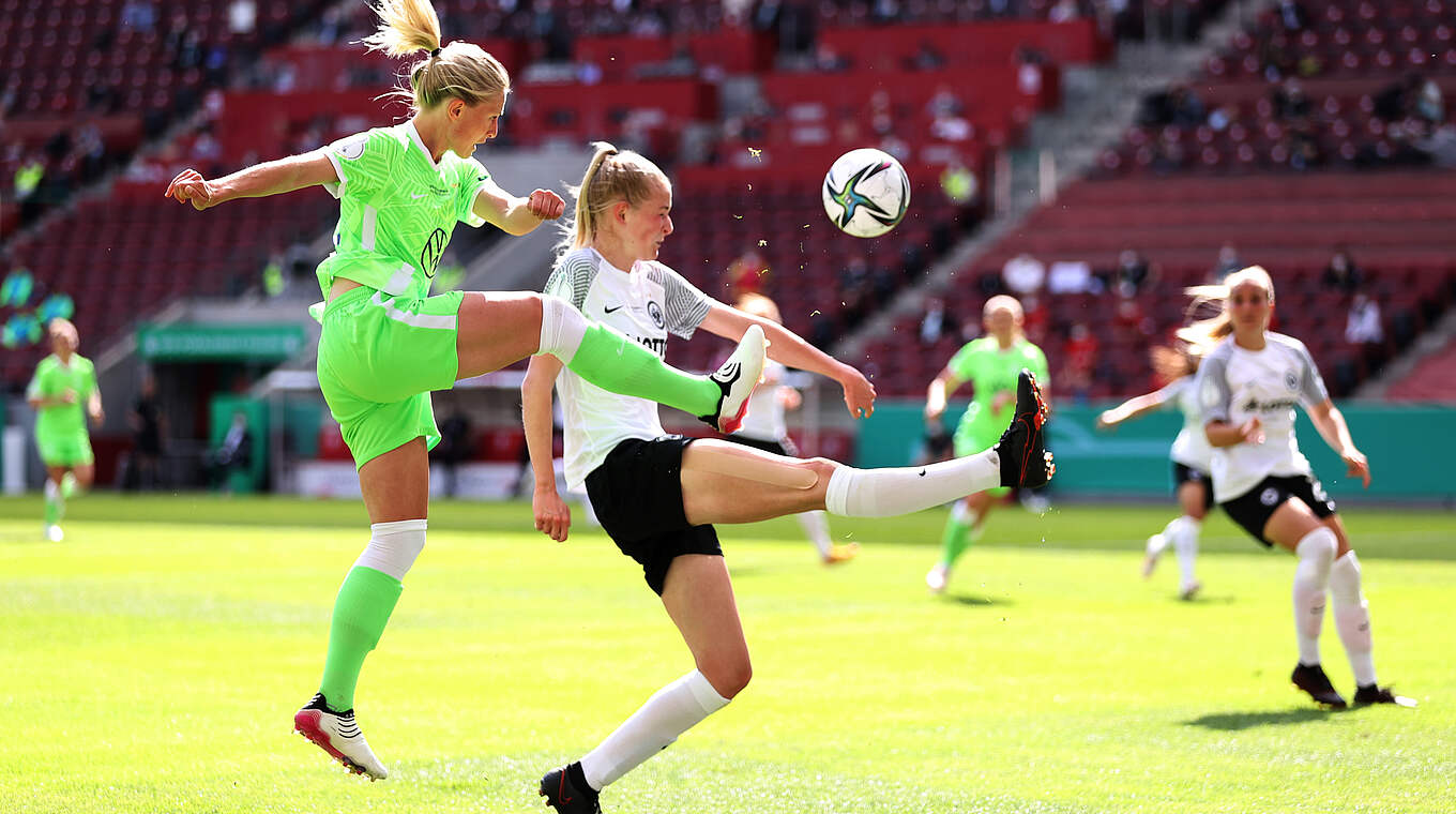 Kampf um den Ball: Wolfsburgs Rebecka Blomqvist und Frankfurts  Camilla Küver (r.) © Getty Images