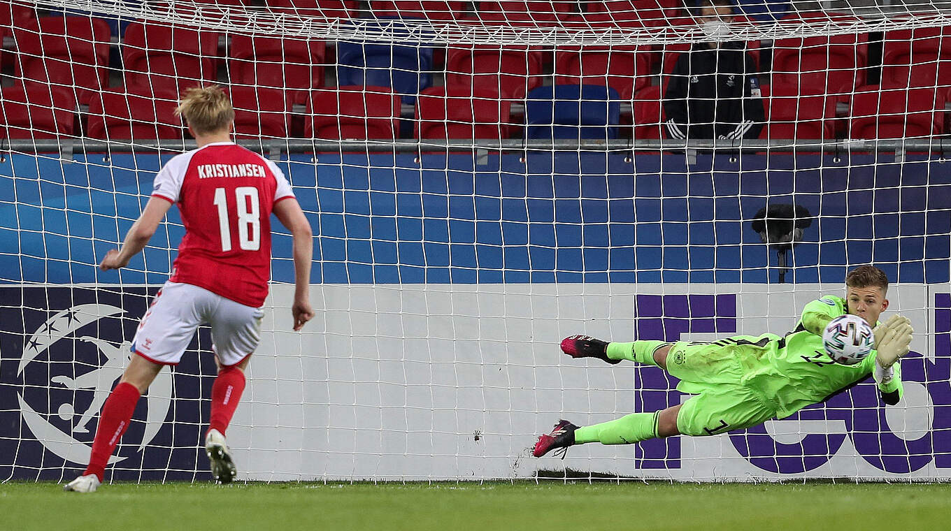 Umjubelter Elferheld: Finn Dahmen pariert gleich zwei Elfmeter © Getty Images