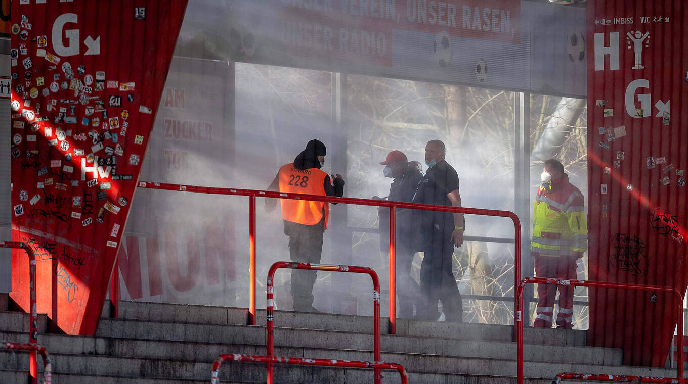 Ermittlungen eingeleitet: Pyro-Vorfälle beim Berliner Derby © imago