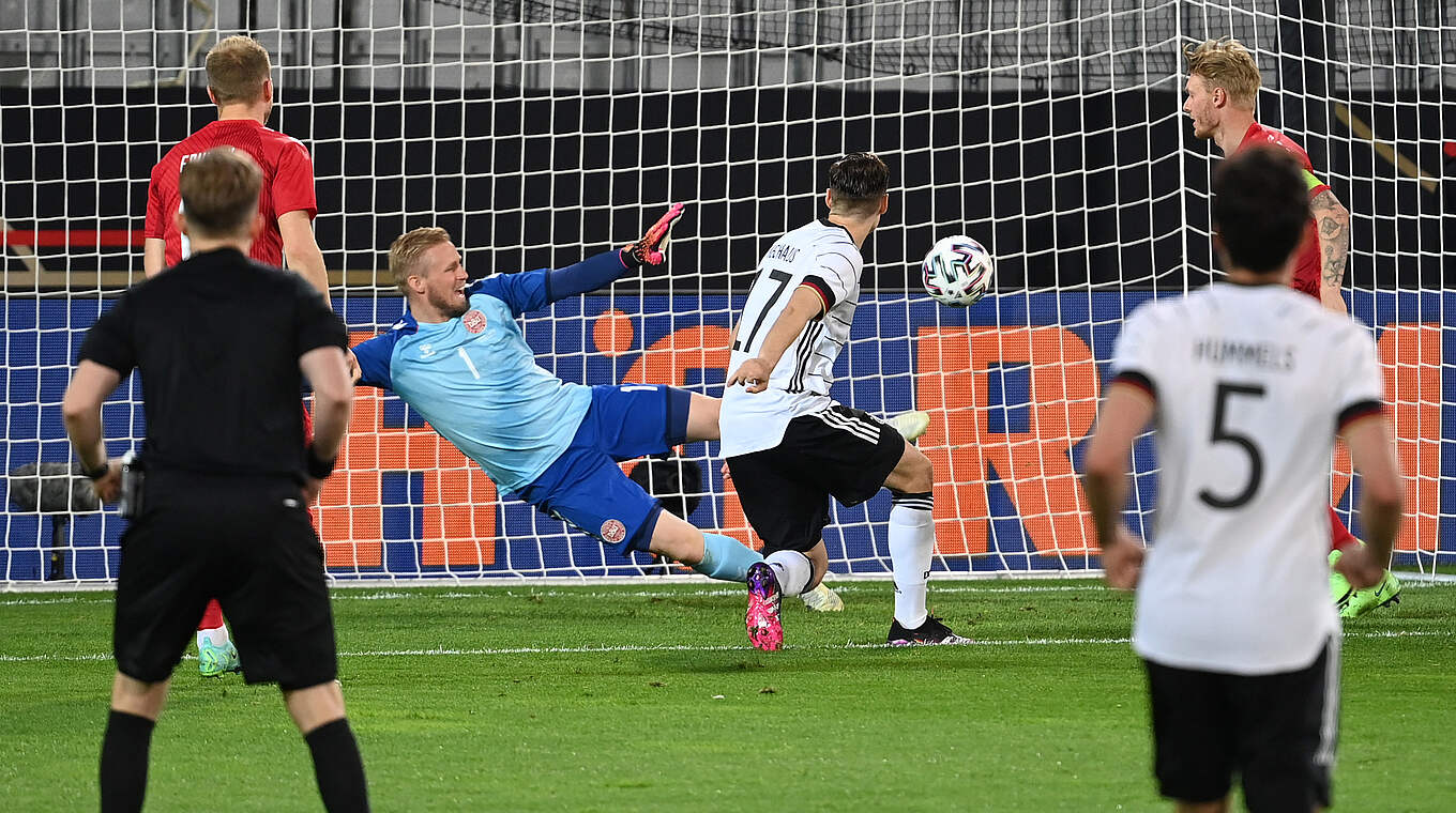 Florian Neuhaus (m.) opens the scoring for Germany.  © Getty Images
