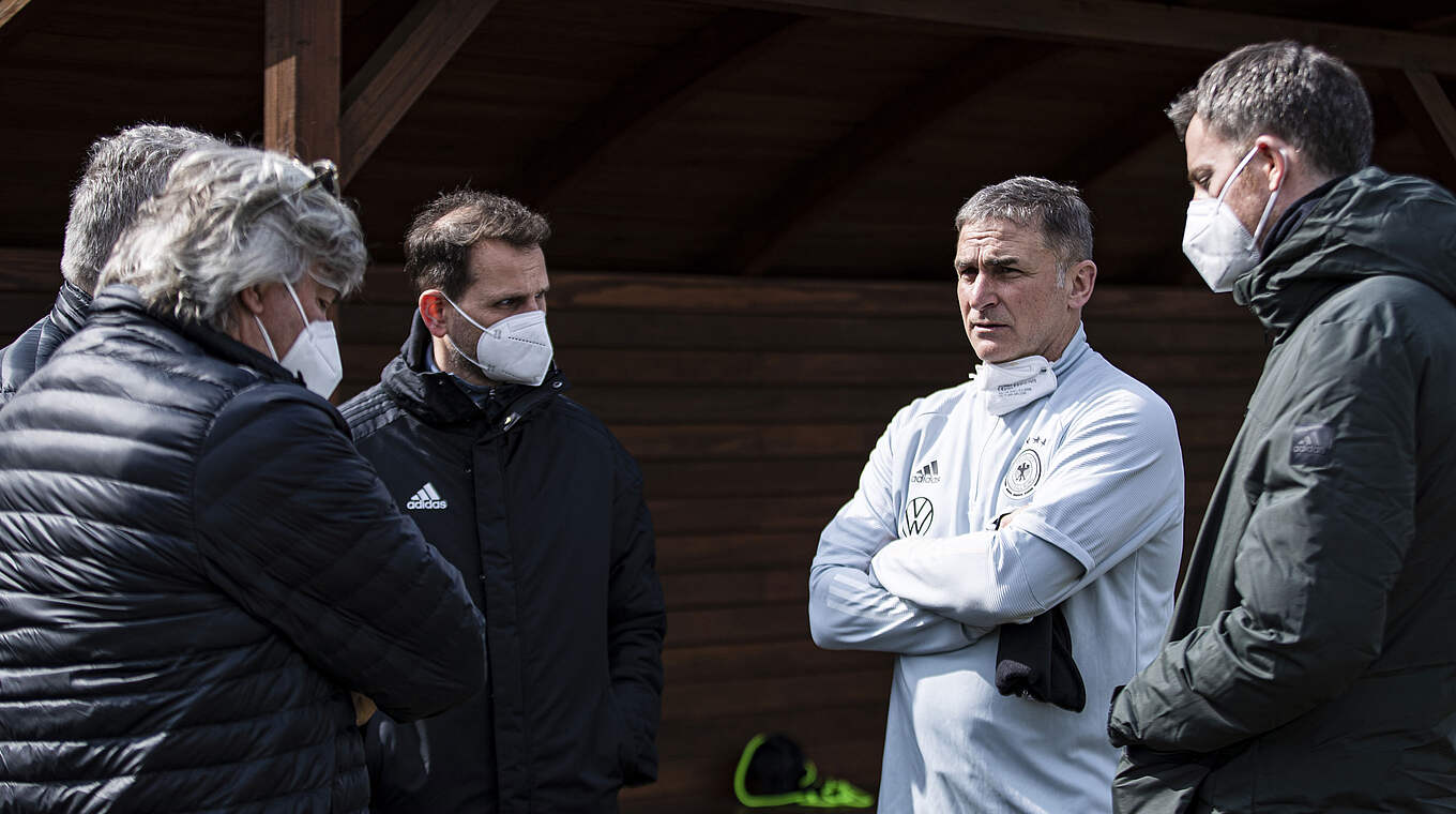 Schönweitz (r.) über Kuntz (2.v.r.) und sein Trainerteam: "Kann nur Lob aussprechen" © Thomas Böcker/DFB