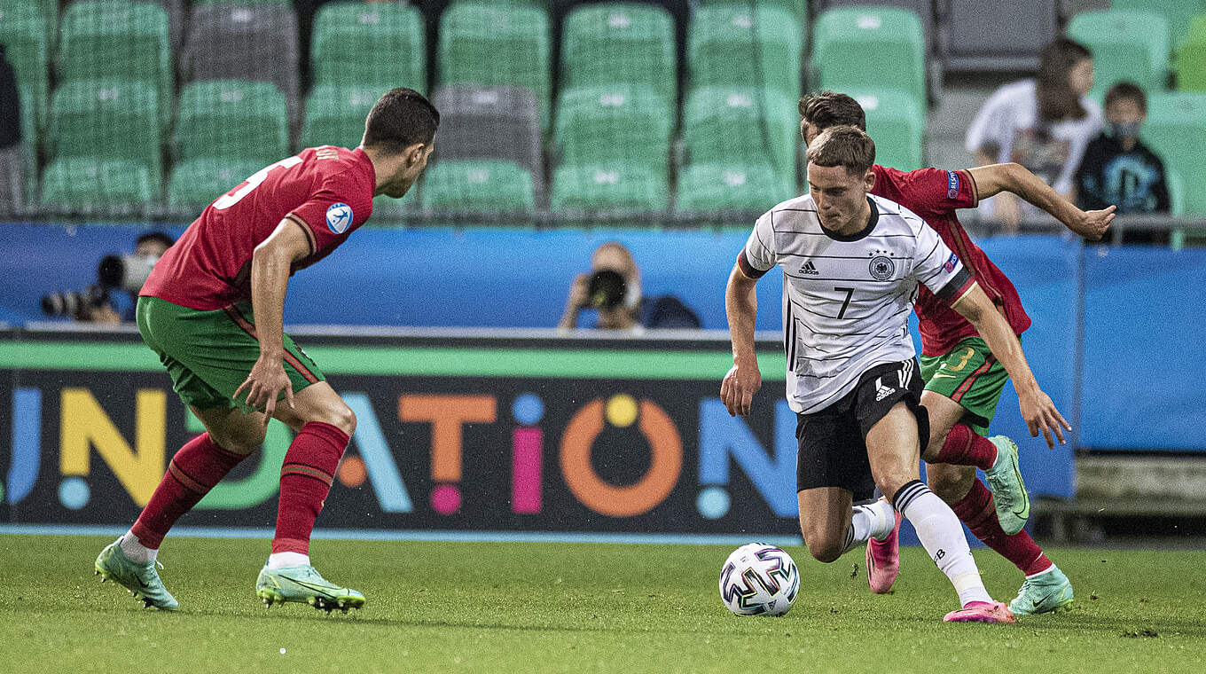 Hat Pech bei einem Schuss an die Latte: Youngster Florian Wirtz (M.) © Thomas Böcker/DFB