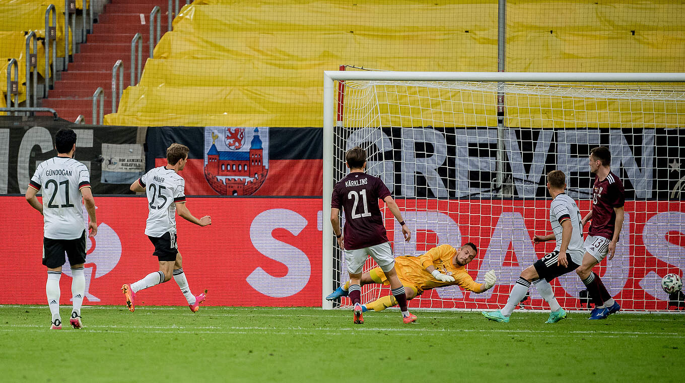 Thomas Müller makes it Germany 3, Latvia 0.  © GES/Markus Gilliar