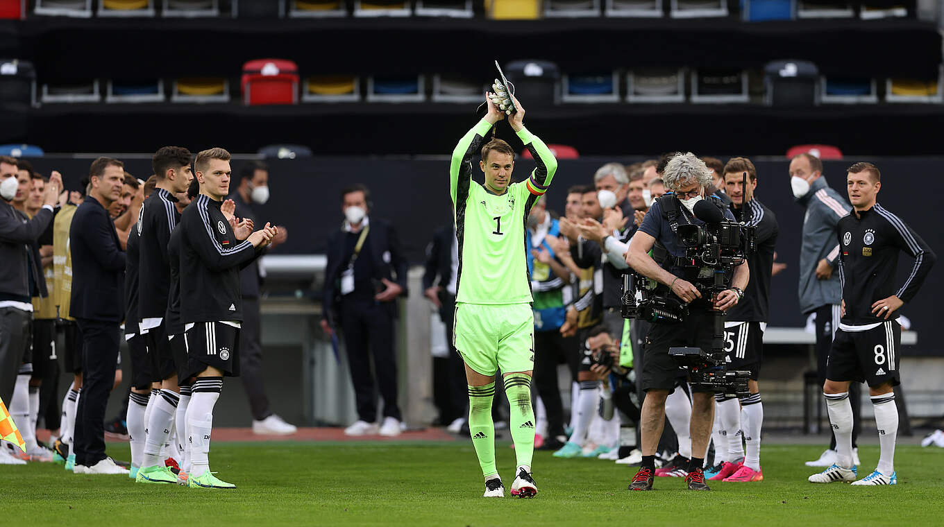 Captain Manuel Neuer received a guard of honour on his 100th senior cap.  © GettyImages