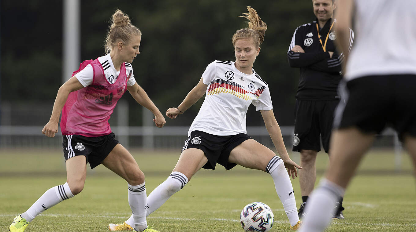 Sjoeke Nüsken (M.): "Wir wollen einfach super Spiele abliefern und gewinnen" © DFB/Maja Hitij/Getty Images