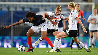 Linda Dallmann contests a duel with France’s Wendy Renard. © Getty Images