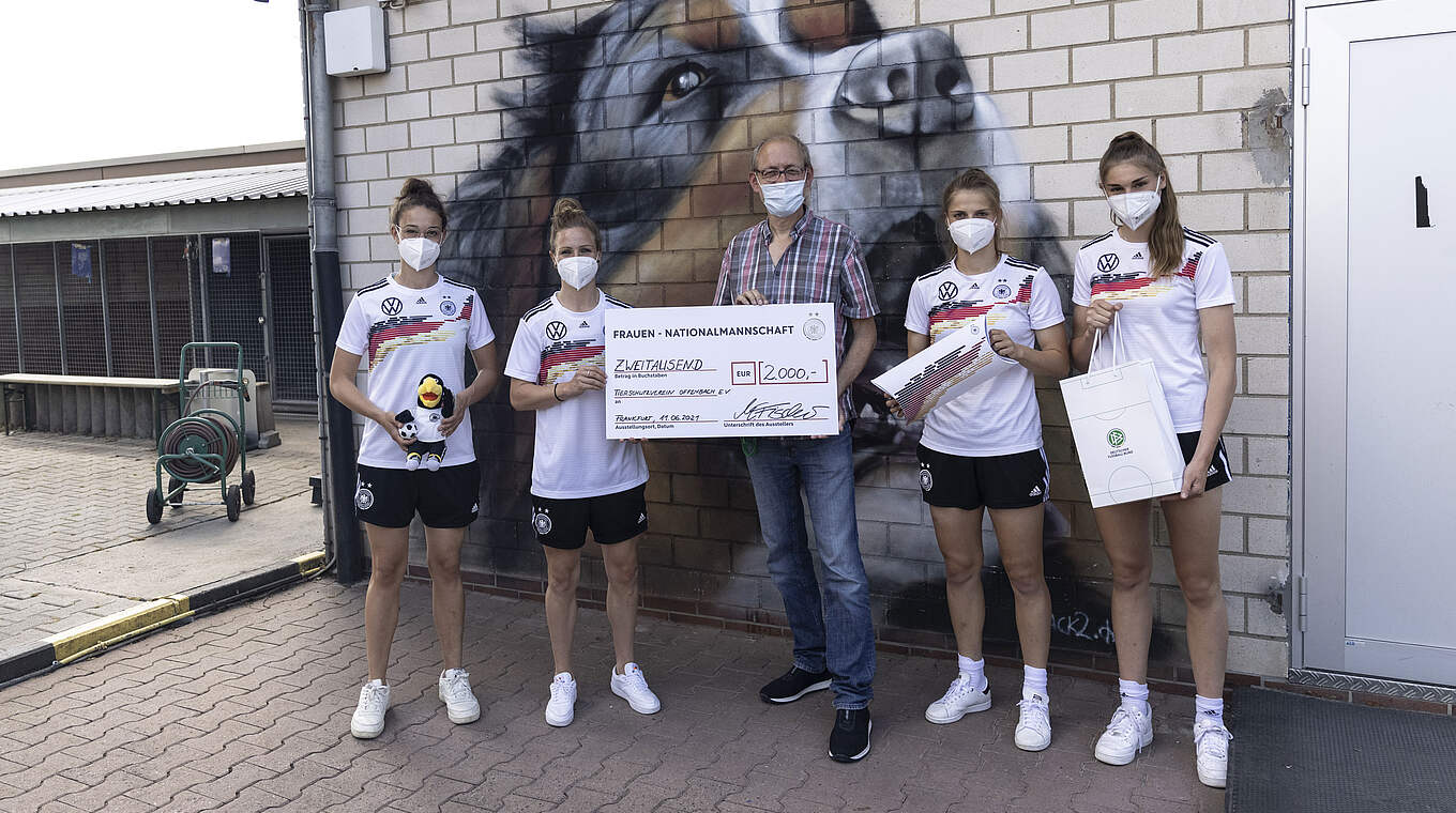 Starke Aktion: Die DFB-Frauen spenden 2000 Euro an den Tierschutzverein Offenbach © DFB/Maja Hitij/Getty Images