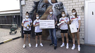 Starke Aktion: Die DFB-Frauen spenden 2000 Euro an den Tierschutzverein Offenbach © DFB/Maja Hitij/Getty Images