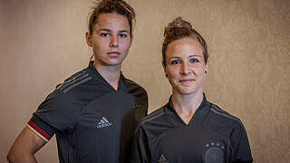 Im Dress der Männer-Nationalmannschaft: Lena Oberdorf und Svenja Huth (v.l.) © DFB/Maja Hitij/Getty Images