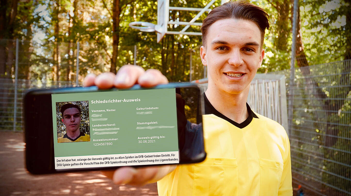 Da ist das digitale Ding: Schiedsrichter können sich künftig mit ihrem Handy ausweisen © DFB