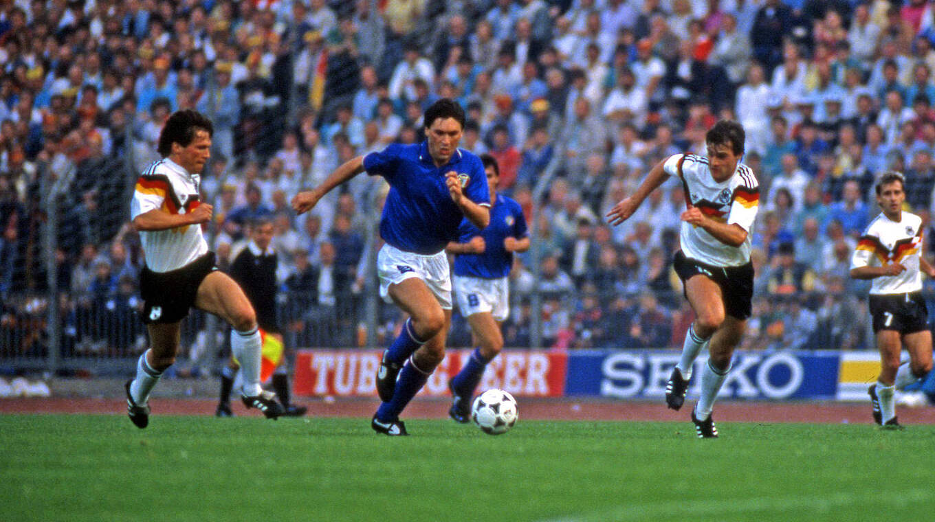 Remis beim EM-Auftakt 1988 gegen Italien: Matthäus (l.) und Berthold (r.) im Sprint © imago