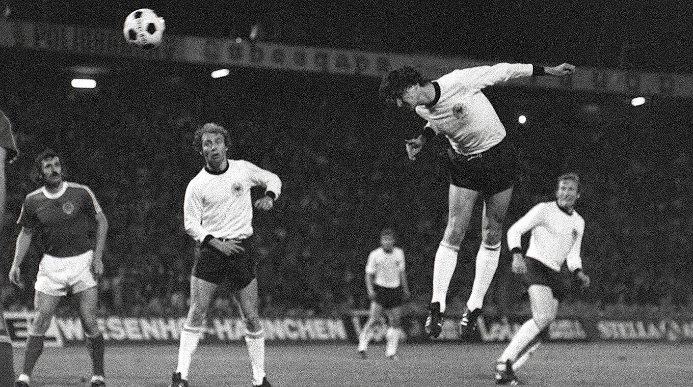 Drei Jokertore im EM-Halbfinale 1976 gegen Jugoslawien: Debütant Dieter Müller (o.) © imago