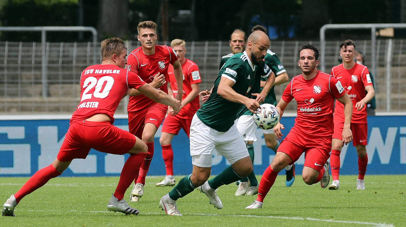 Hoffen auf den Aufstieg: Daniel Adlung (M.) und der 1. FC Schweinfurt © imago