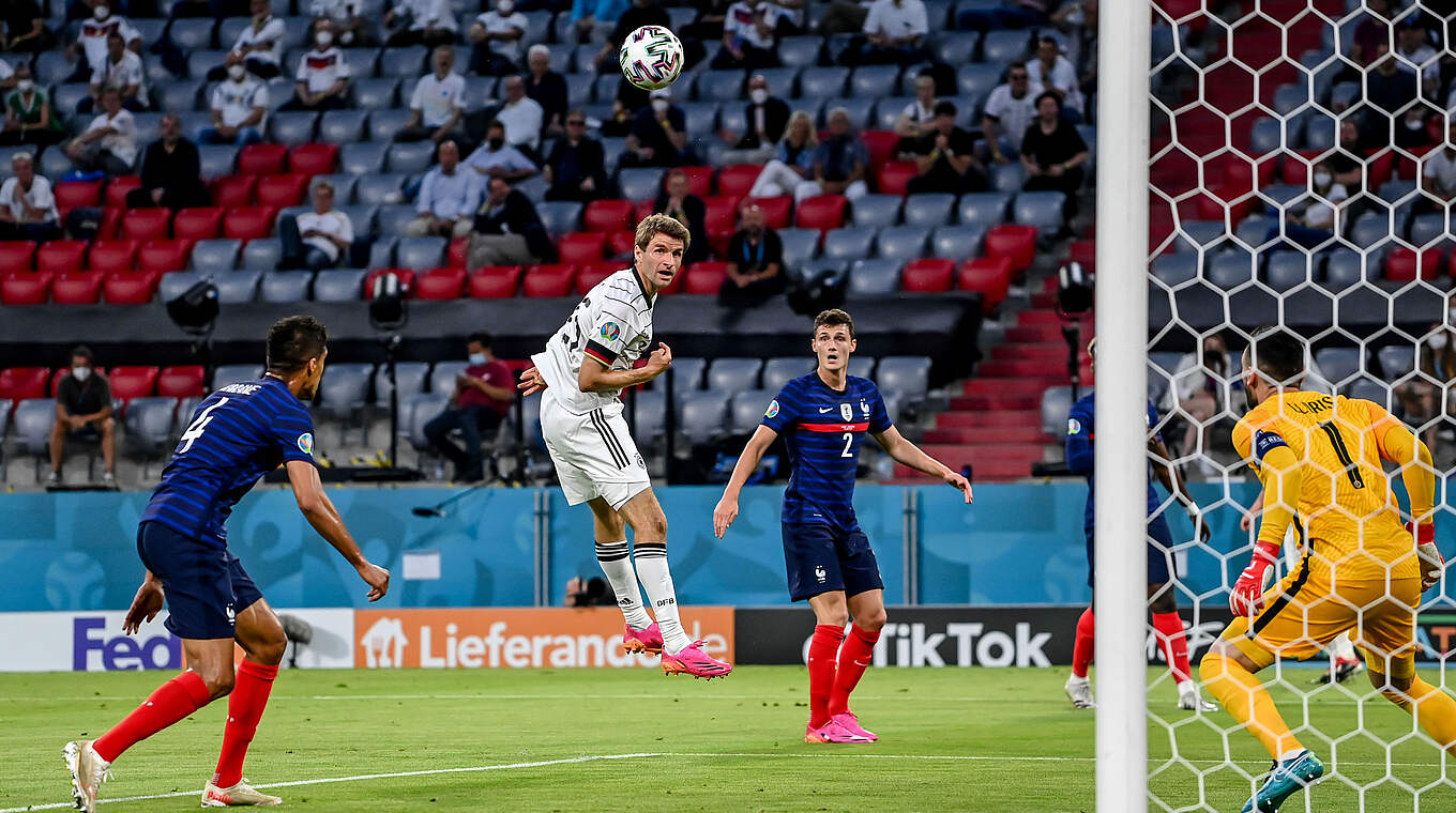 Thomas Müller's flick-on slips wide of the target © GES