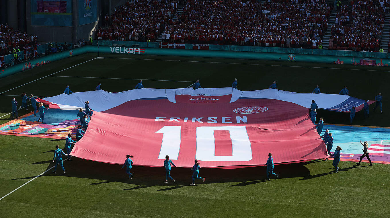 Vor dem Spiel: Ein riesiges Eriksen-Trikot wird durch das Stadion getragen © Imago