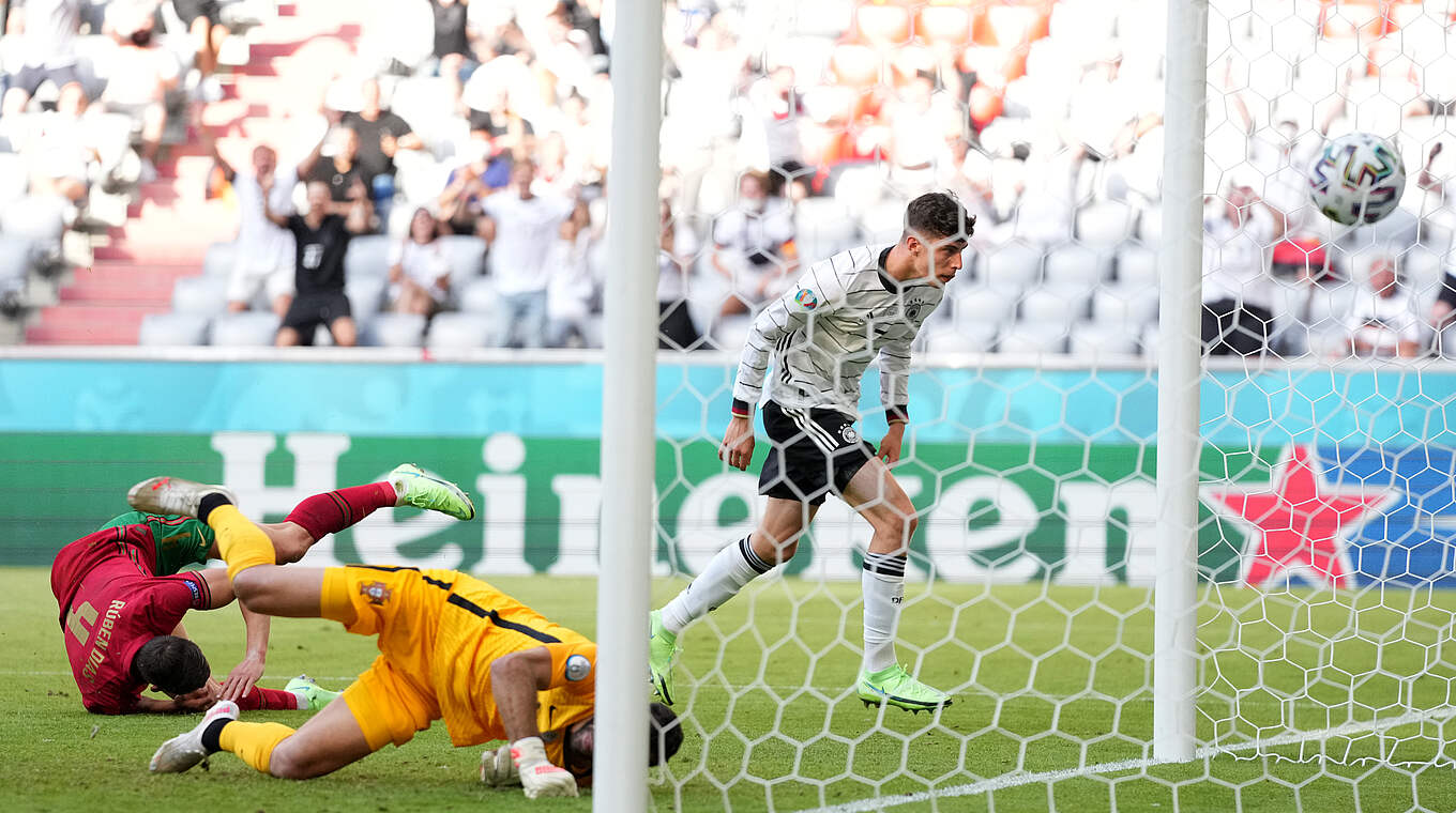 Der Ausgleich: Kai Havertz (r.) dreht nach Ruben Dias' Eigentor ab © GettyImages