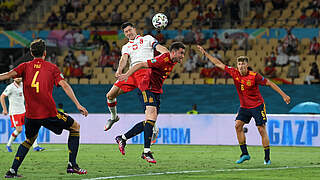 Ausgleichstreffer: Robert Lewandowski (3.v.r.) springt höher als Spaniens Defensive © Getty Images