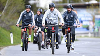 Auf eBikes unterwegs: Die deutsche Nationalmannschaft in Herzogenaurach © Volkswagen