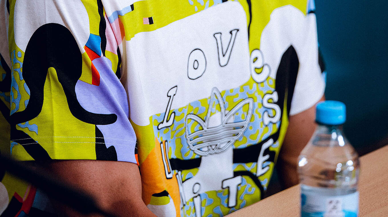Hummels wearing a 'love unites' shirt.  © Philipp Reinhard