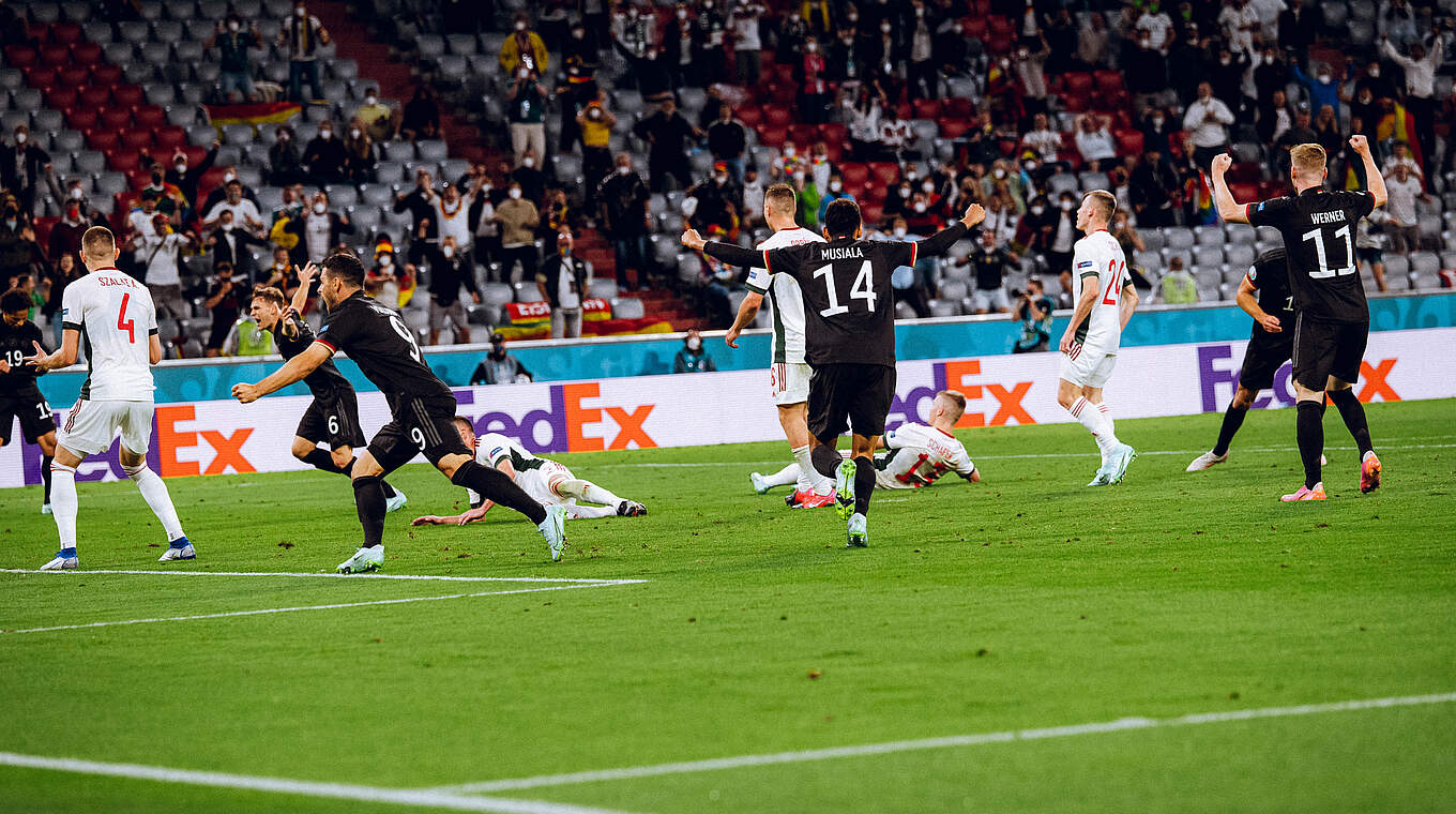 Der Rest ist Jubel: Die Nationalspieler feiern das 2:2 gegen Ungarn in München © 