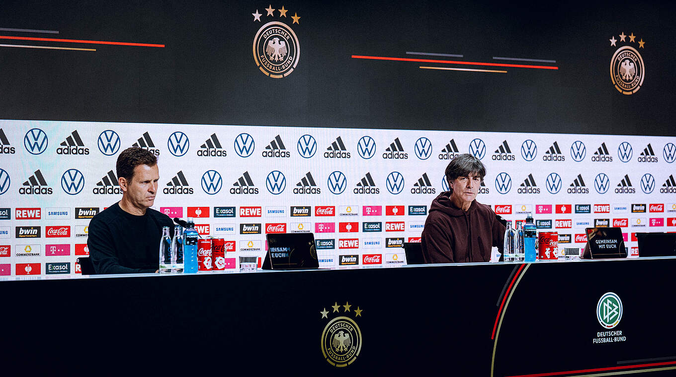 "Complete dedication and passion for the national team." Löw (right) with Oliver Bierhoff. © Philipp Reinhard