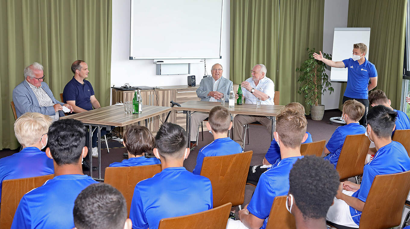 Hoher Besuch: "Ehrenspielführer" Uwe Seeler zu Gast in der Sportschule in Malente © Carsten Kobow