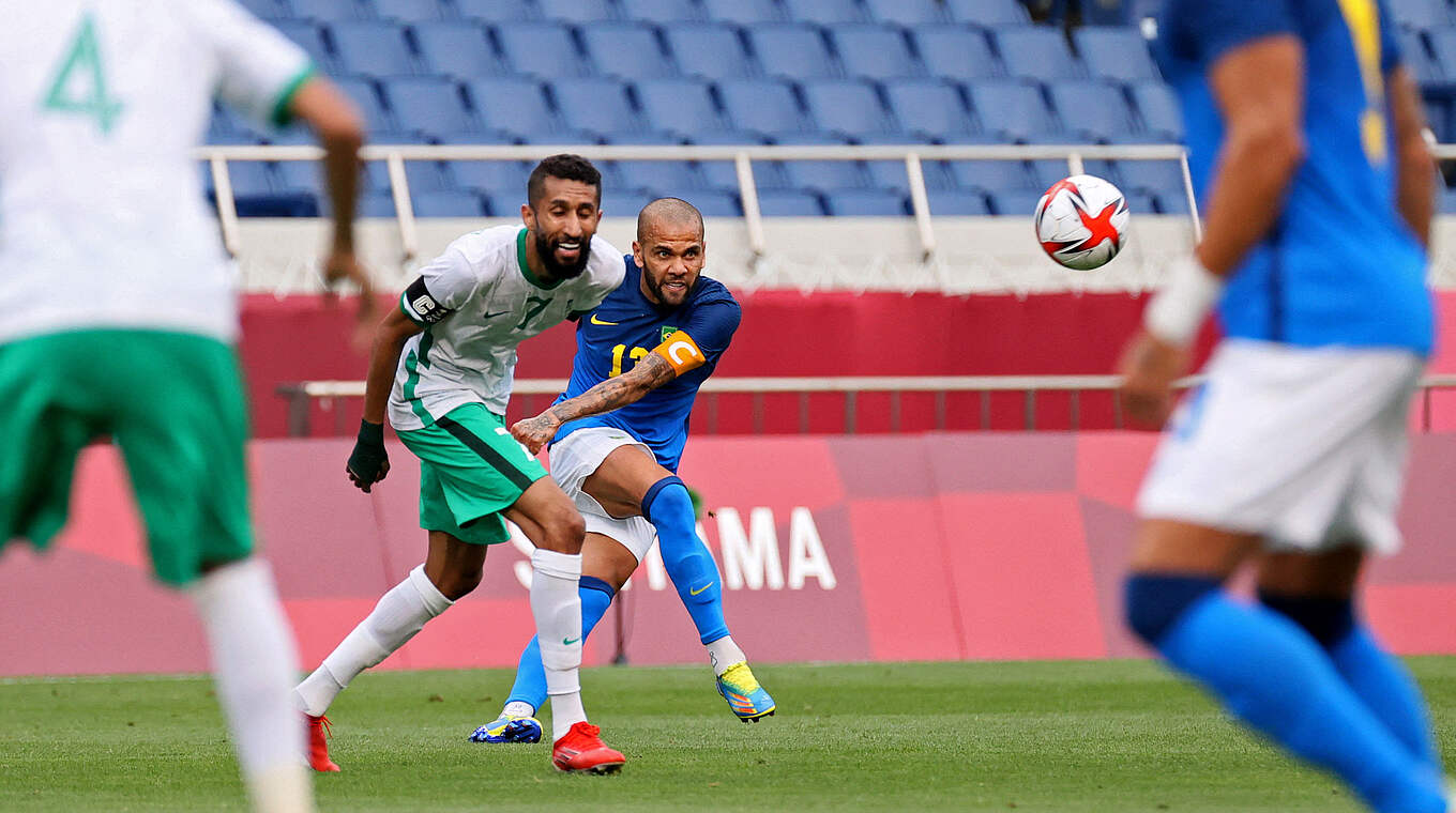 Führt Brasilien als Kapitän ins Viertelfinale: Dani Alves in Aktion  © Getty Images