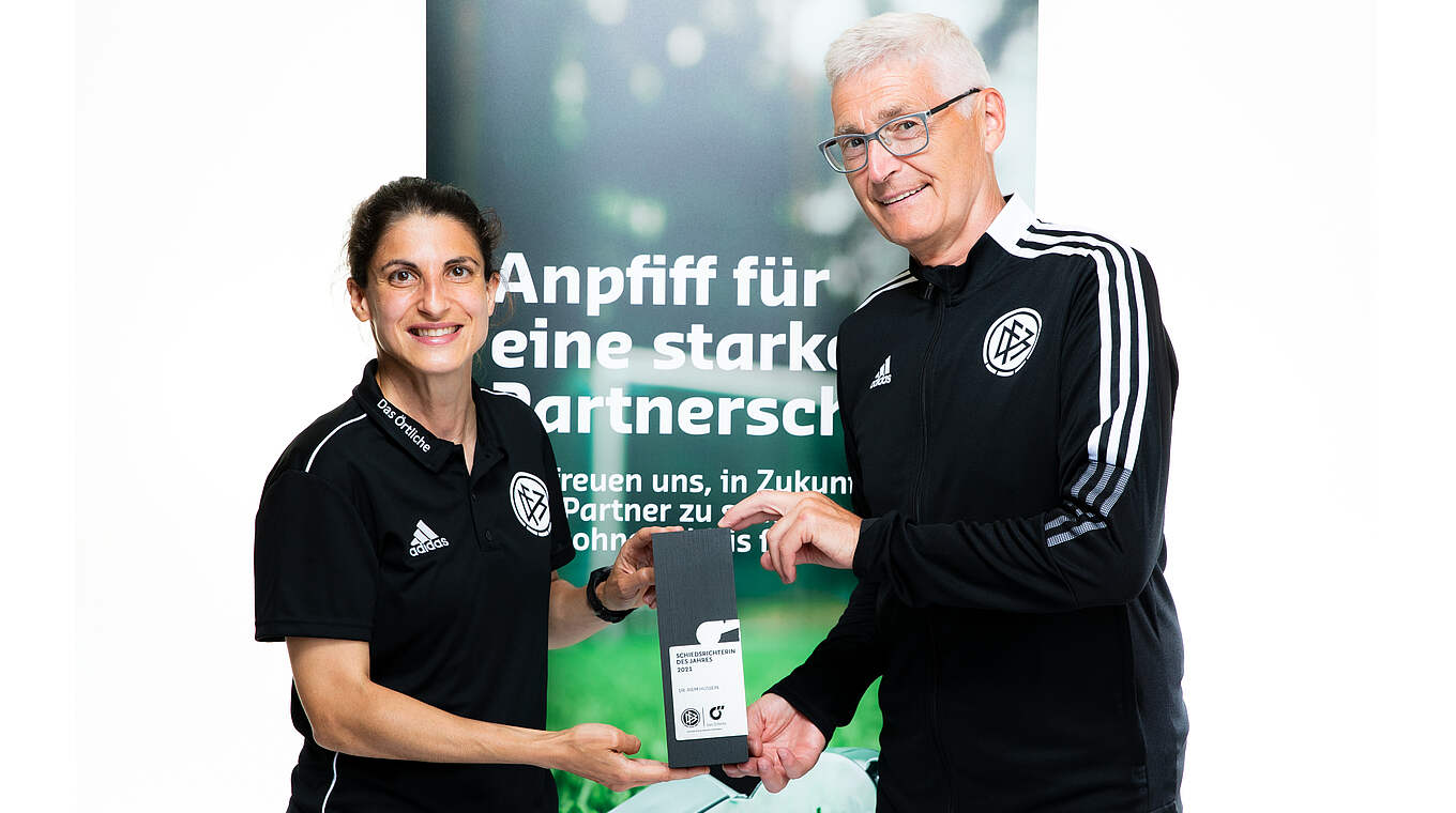 Übergabe durch den Sportlichen Leiter: Lutz Michael Fröhlich (r.) mit Riem Hussein © DFB
