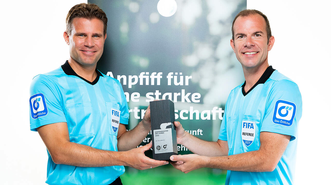 Übergabe durch den Gewinner von 2020: Marco Fritz (r.) überreicht an Felix Brych © DFB