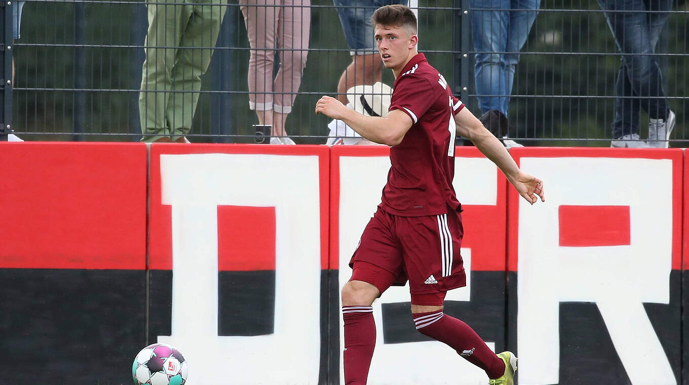 Im Spiel in Rosenheim Rot gesehen: Linus Rosenlöcher vom 1. FC Nürnberg II © imago