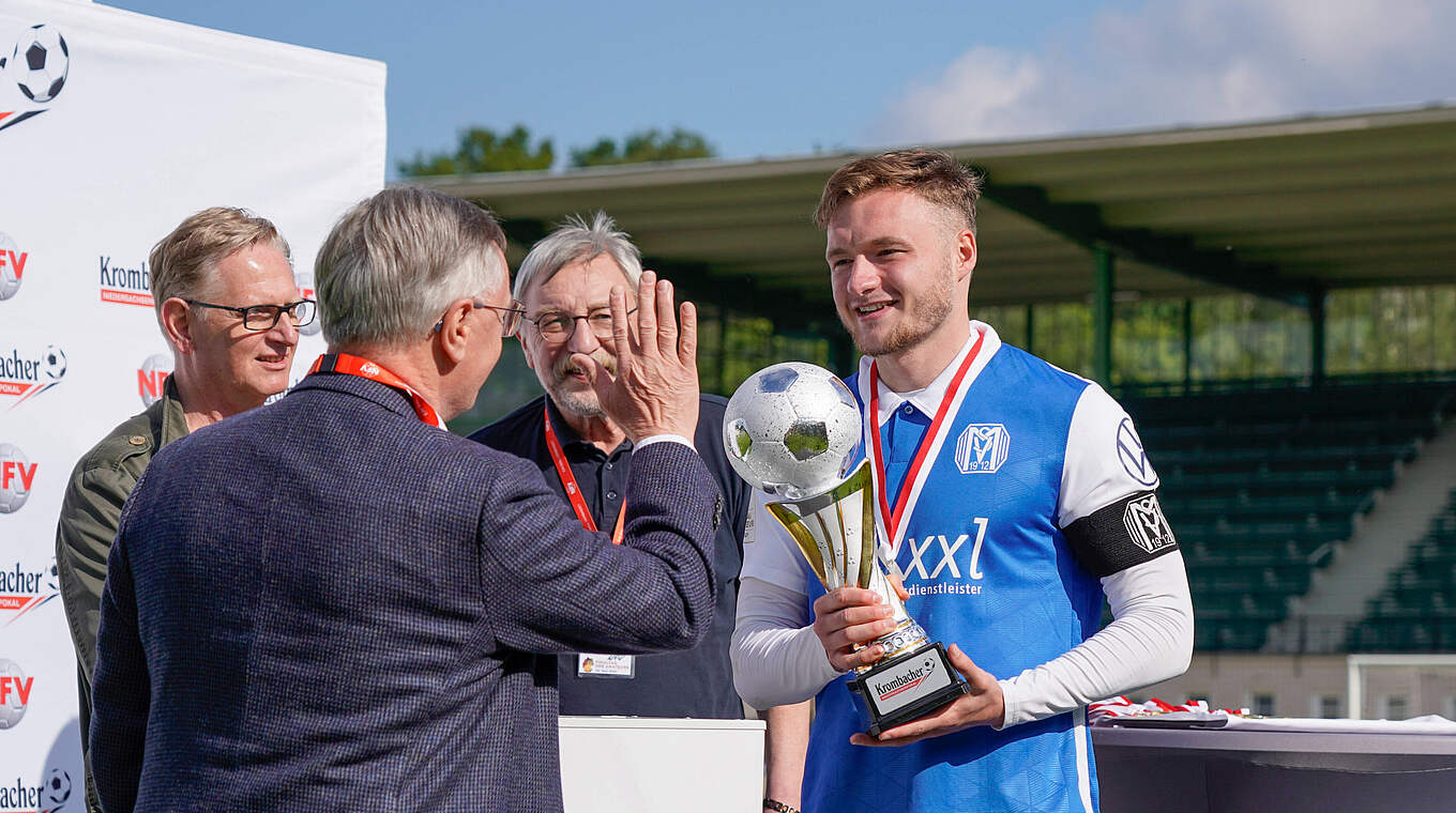 Egerer after lifting the Regional cup: "We're looking forward to the DFB-Pokal" © imago images