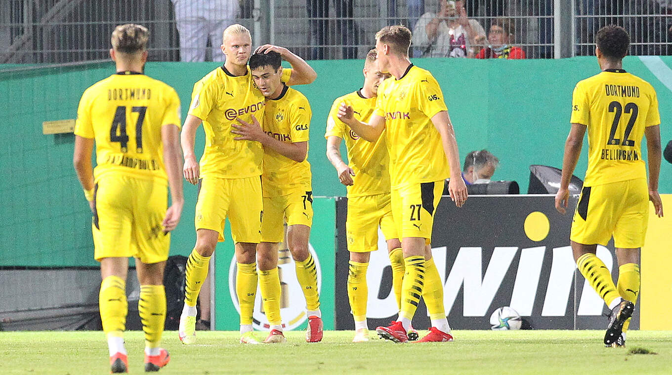Nicht zu stoppen: Dortmunds Toptorjäger Erling Haaland (2.v.l.) trifft gleich dreifach © Getty Images