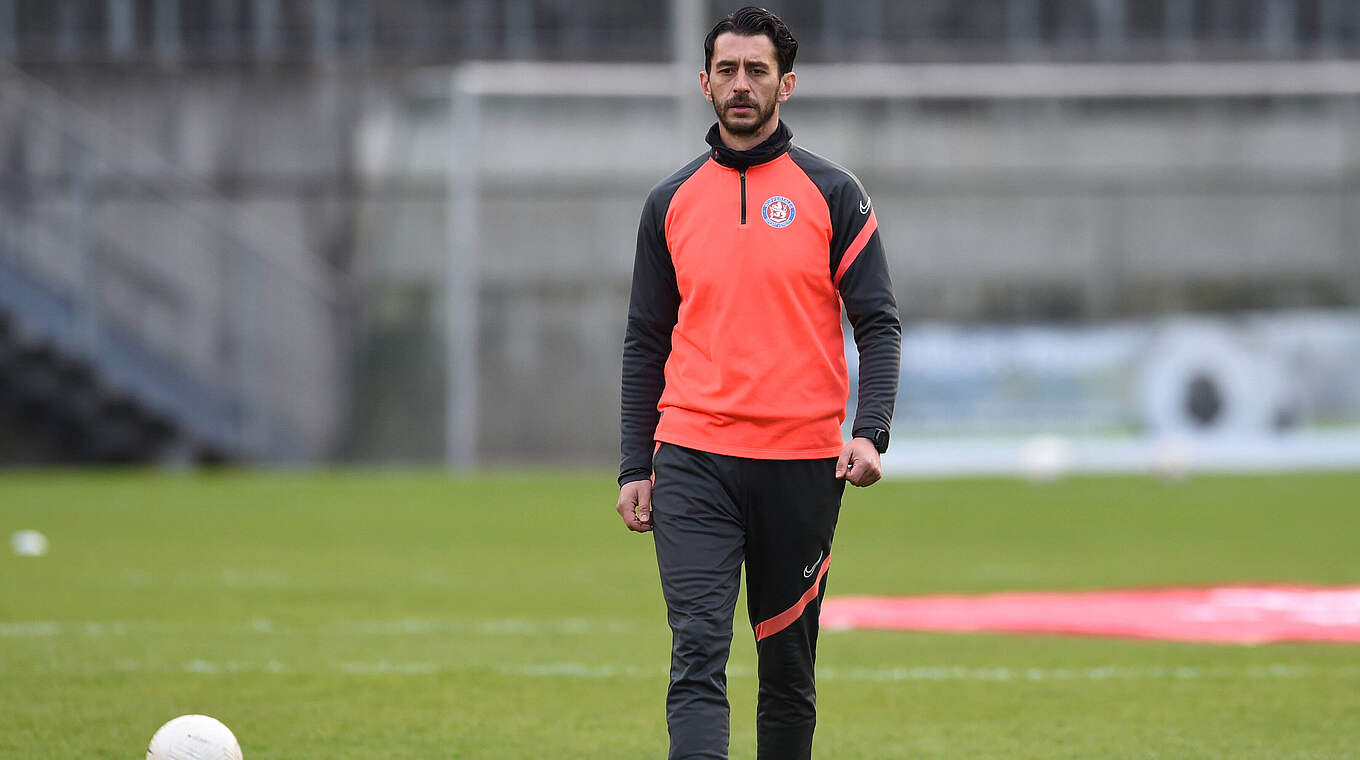 Hat im Pokal gegen Bochum die Rote Karte gesehen: WSV-Co-Trainer Samir El-Hajjaj © imago