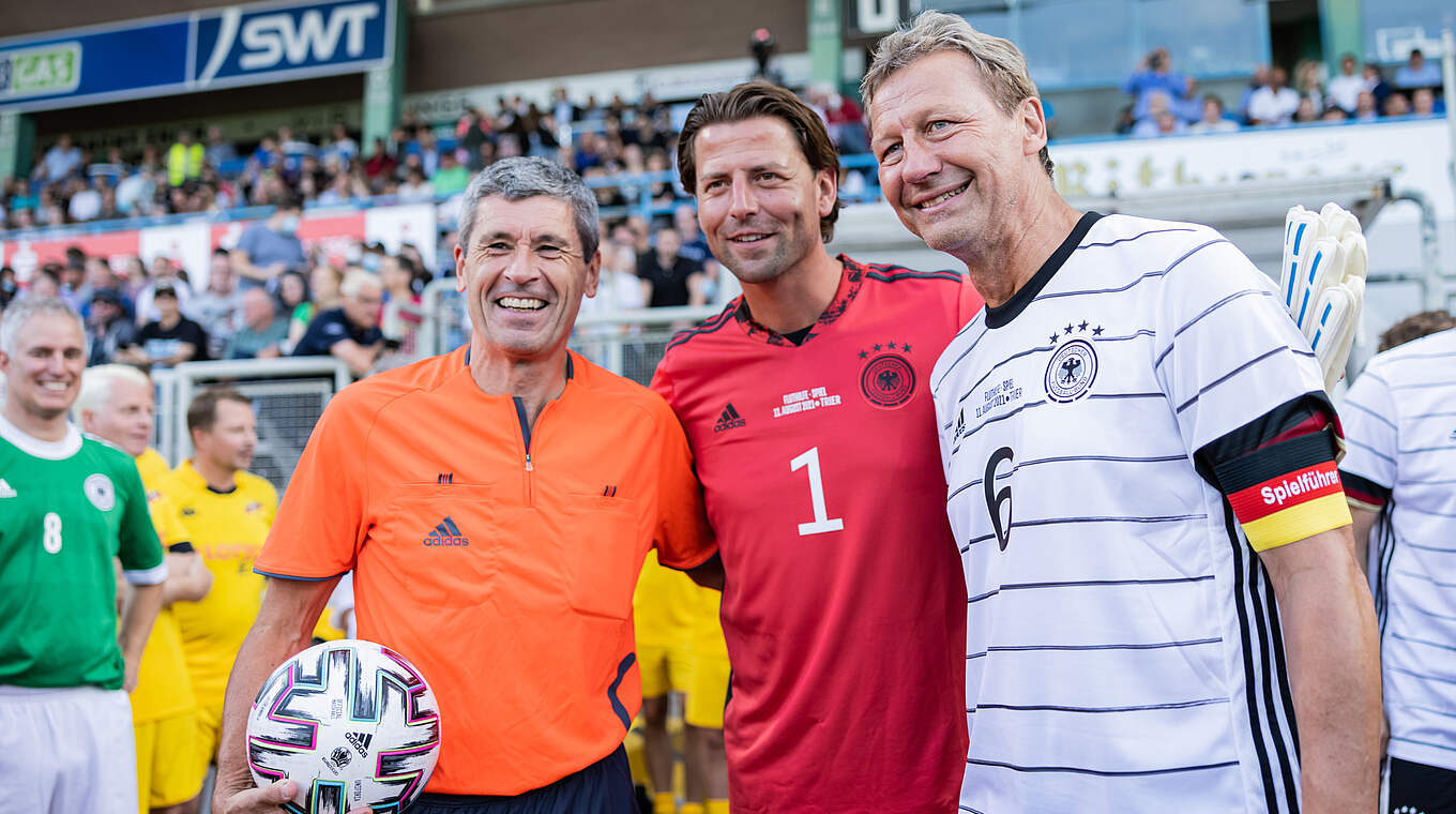 Stets sozial engagiert: Markus Merk (l.) leitet das Benefizspiel "Hilfe nach der Flut" © Getty Images