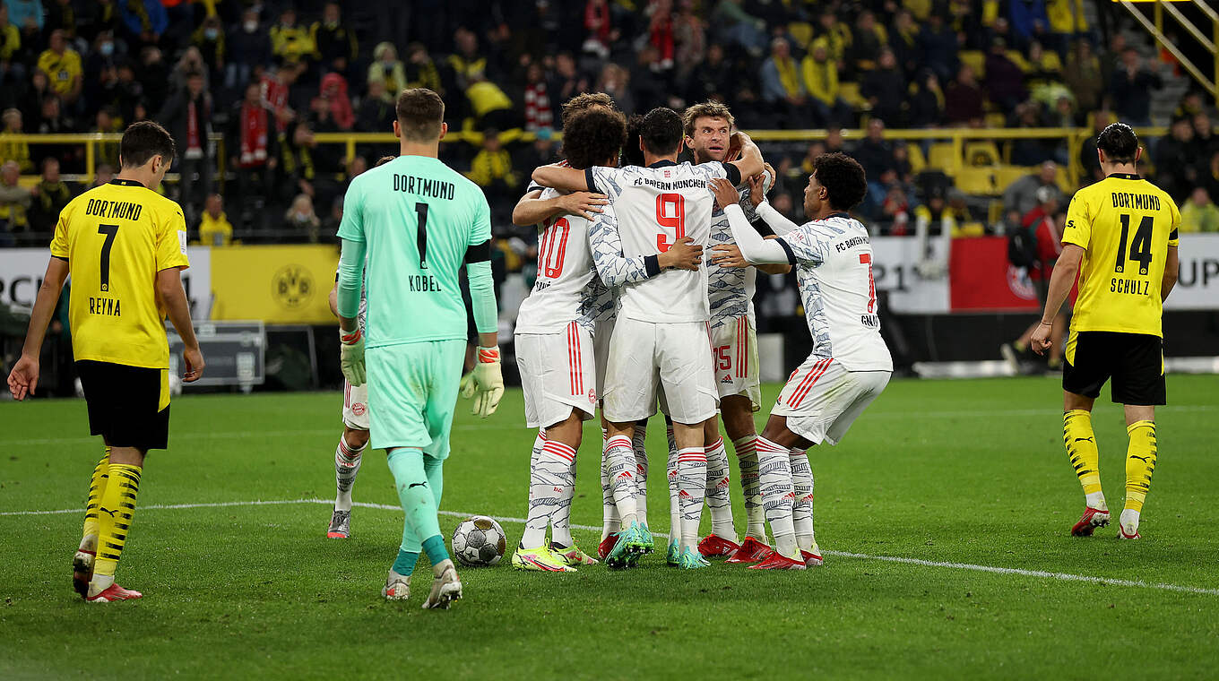 Der Nationalspieler trifft zum 2:0: Thomas Müller (3.v.r.) in der Münchner Jubeltraube © Getty Images