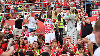 Verstoß gegen das Hygienekonzept: Mainz-Spieler feiern ohne Abstand mit Fans © Getty Images