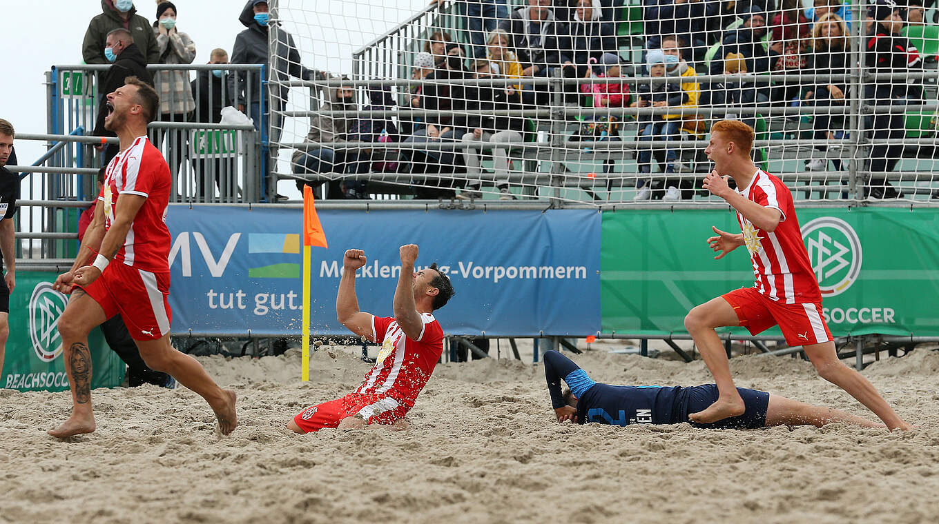 Abpfiff: Die Beach Royals Düsseldorf sinken jubelnd in den Rostocker Sand © Getty Images