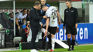 Robin Gosens had to leave the field in St. Gallen after sustaining a capsule injury to his left foot. © GES