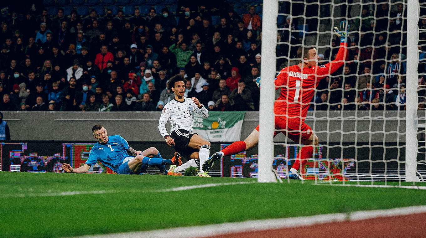 Unfassbarer Winkel: Sané trifft gegen Island zum 3:0 für das DFB-Team © Philipp Reinhard