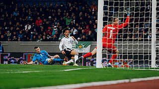 Unfassbarer Winkel: Sané trifft gegen Island zum 3:0 für das DFB-Team © Philipp Reinhard